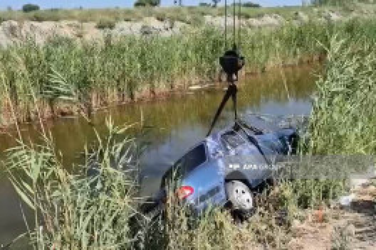 В Сальянском районе автомобиль упал в канал, погибли 3 человека-ФОТО 