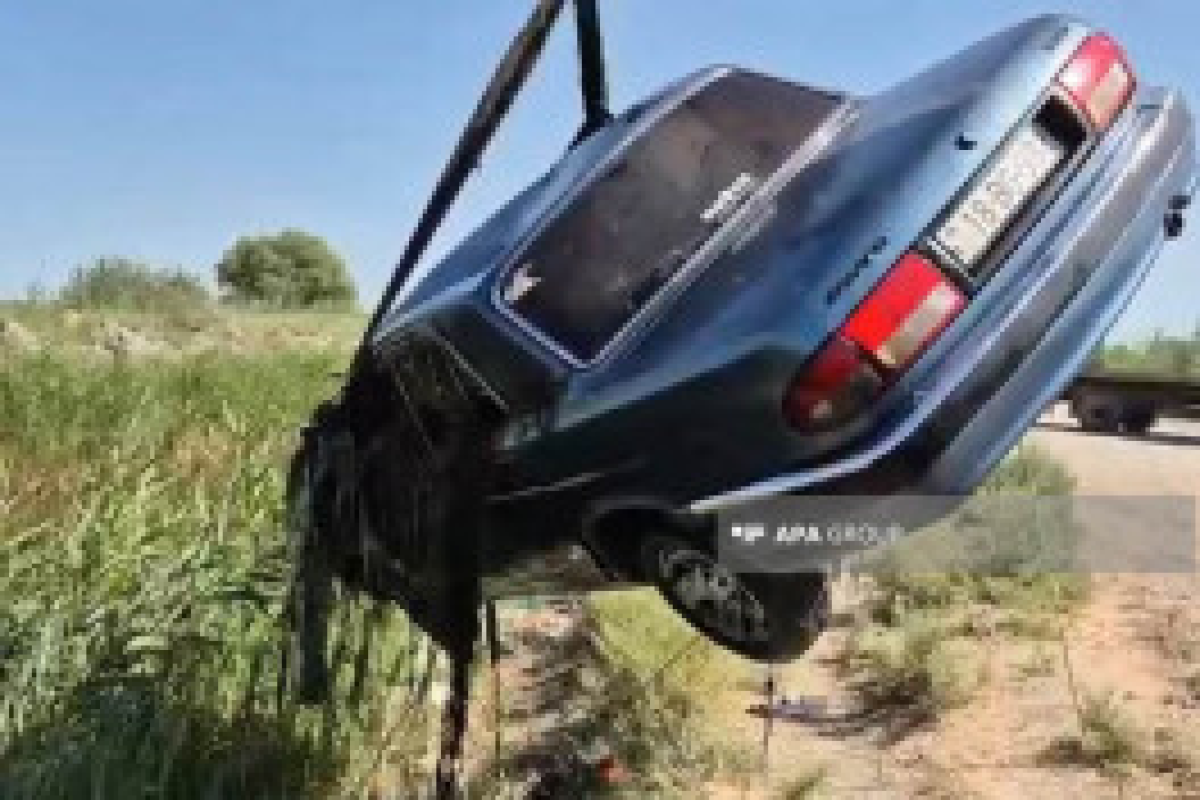 В Сальянском районе автомобиль упал в канал, погибли 3 человека-ФОТО 