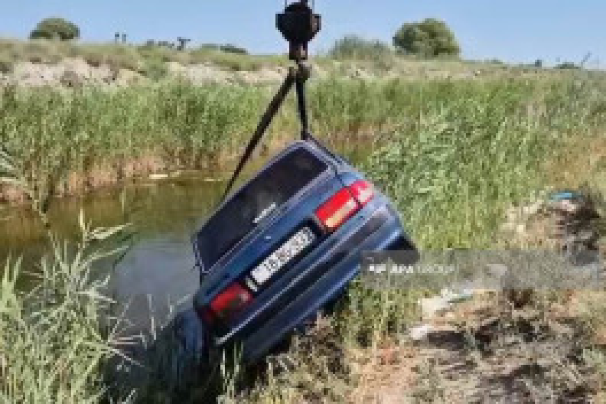В Сальянском районе автомобиль упал в канал, погибли 3 человека-ФОТО 