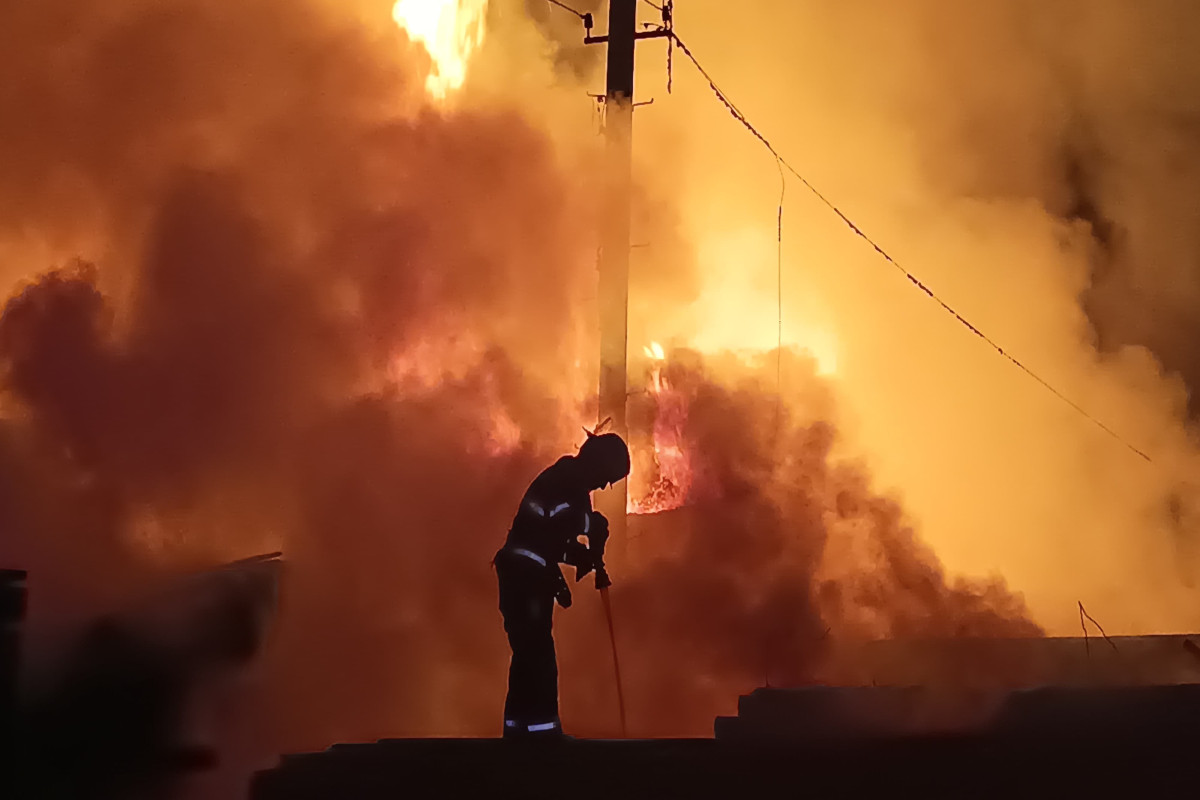 В Баку на “древесном рынке” произошел пожар-ФОТО -ВИДЕО 