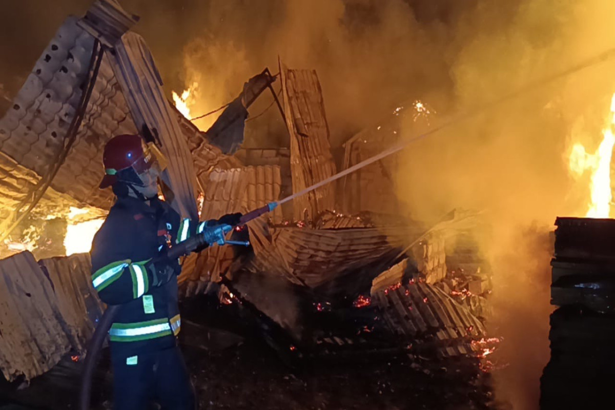 В Баку на “древесном рынке” произошел пожар-ФОТО -ВИДЕО 