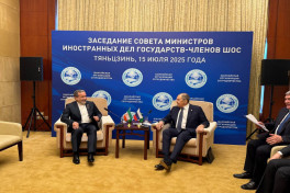 Лавров встретился с главой МИД Ирана на полях саммита ШОС
