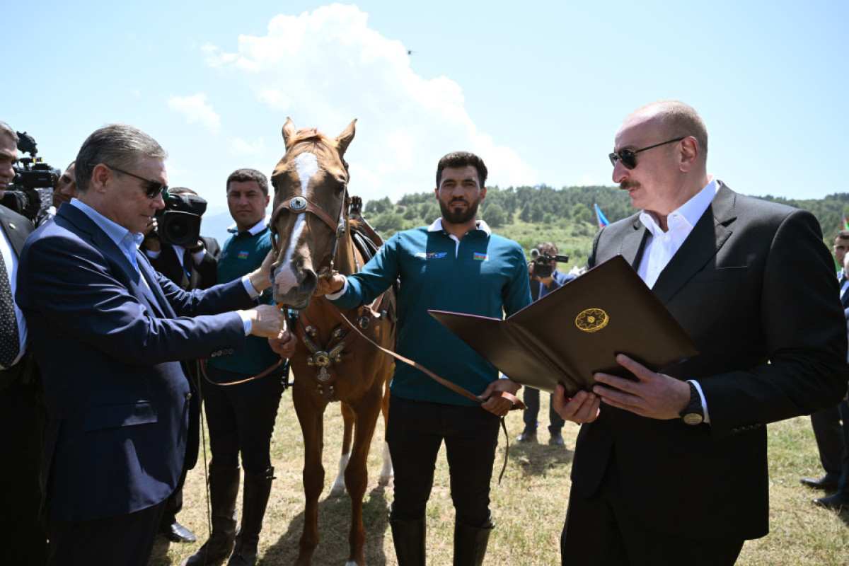 Алиев подарил Бердымухамедову карабахского скакуна по кличке «Достлуг»-ФОТО -ОБНОВЛЕНО