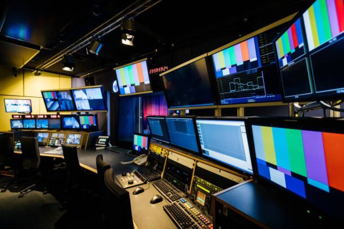 Гендерная дискриминация в эфире: Xəzər TV сделали выговор за главенство "мужского голоса"