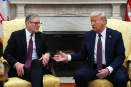 Bloomberg назвал неожиданные подробности разговора Трампа и Стармера