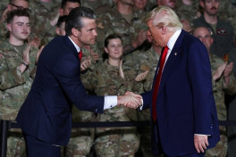 Politico: Трамп призвал Хегсета продолжать борьбу
