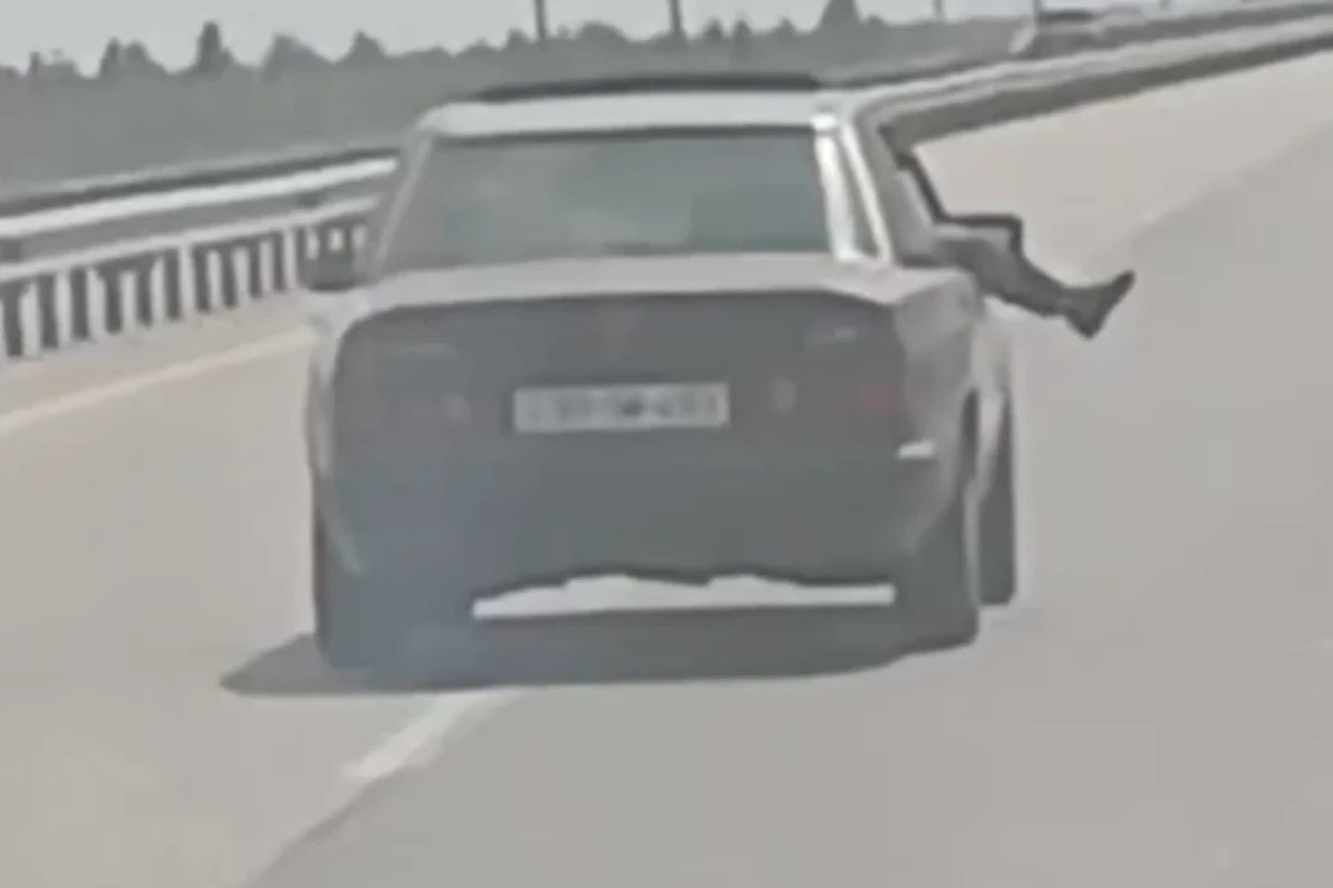 Водителя Mercedes и его пассажира привлекли к ответственности за опасное поведение-ВИДЕО