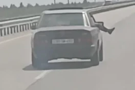 Водителя Mercedes и его пассажира привлекли к ответственности за опасное поведение-ВИДЕО 