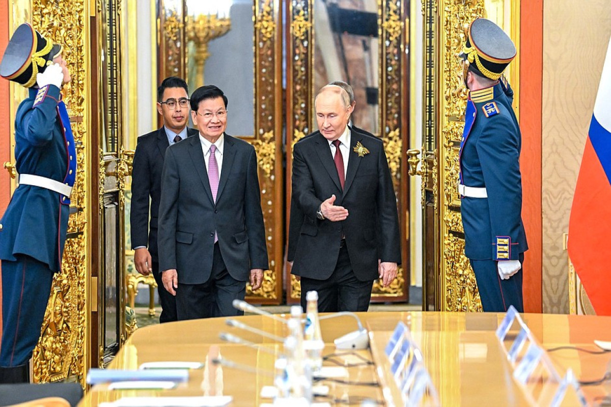 Путину подарили слона