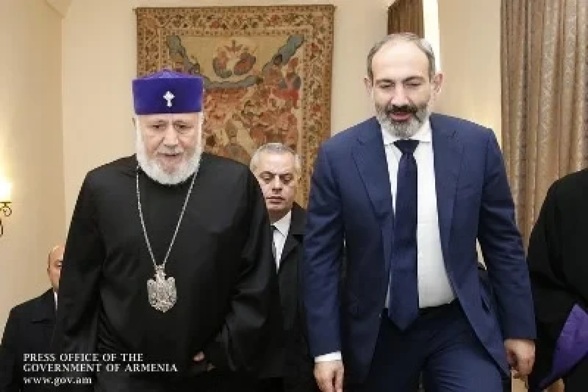 Обет безбрачия Гарегина II не дает покоя Пашиняну : он требует ответа на вопрос