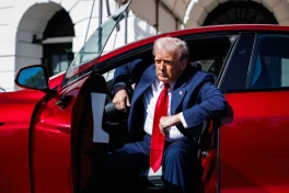 СМИ: Трамп планирует продать свой Tesla