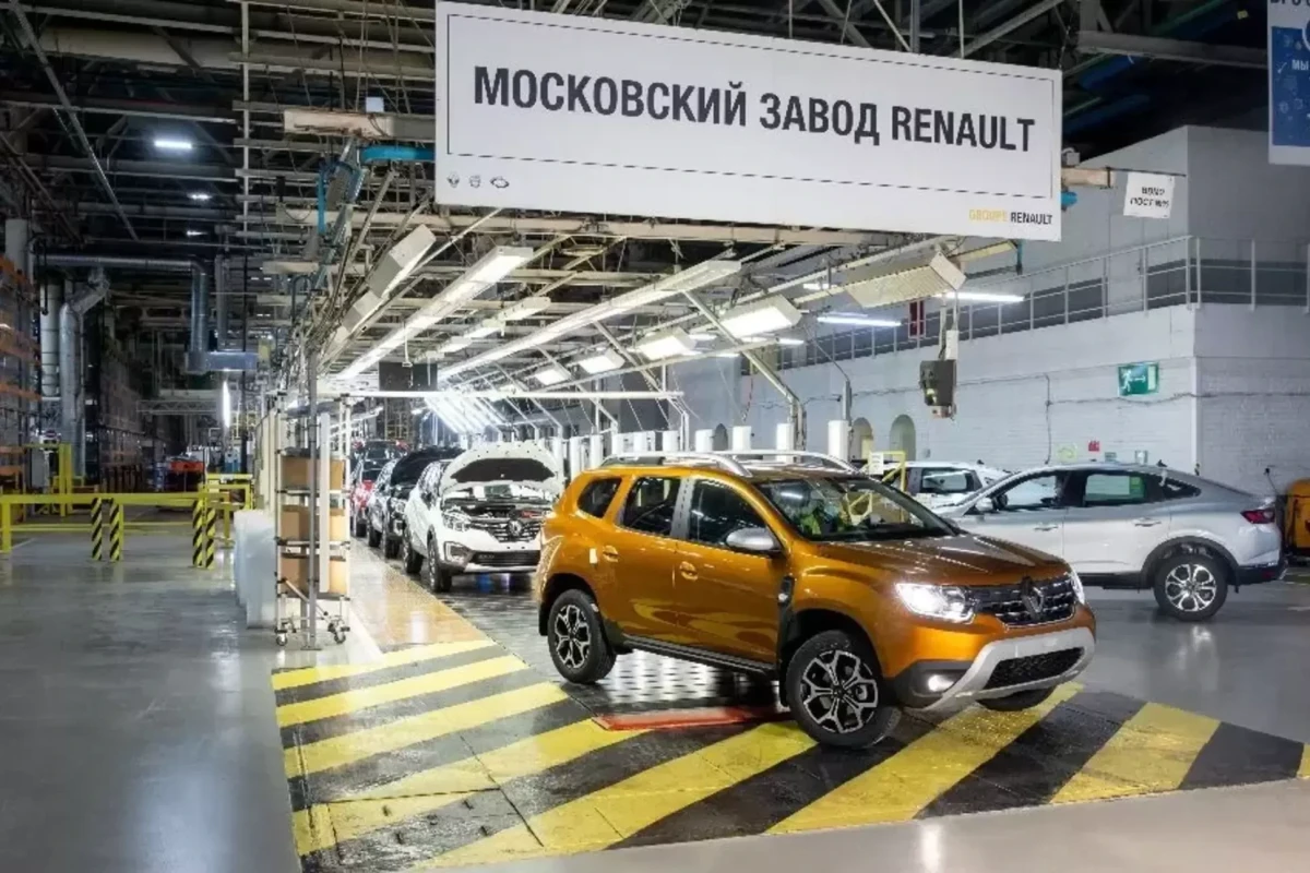 В Госдуме предложили приравнять логотип Renault к фашистской символике