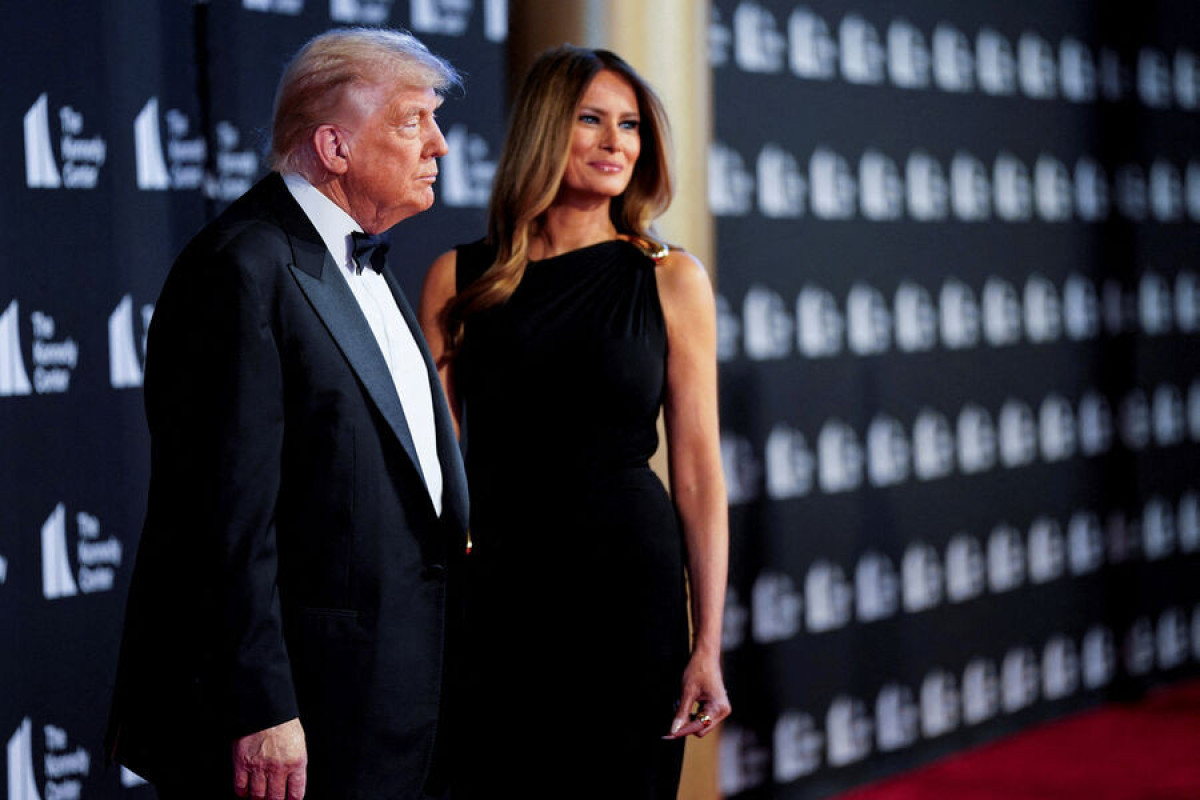 Редкий выход Мелании Трамп: блеск, локоны и золотые акценты-ФОТО