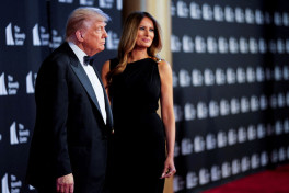 Редкий выход Мелании Трамп: блеск, локоны и золотые акценты-ФОТО 