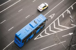 AYNA разрешила заезжать автомобилям на автобусные полосы  
