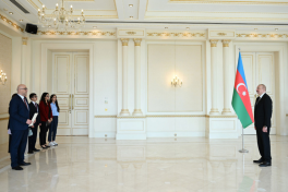 Президент Ильхам Алиев принял верительные грамоты новоназначенного посла Палестины в нашей стране