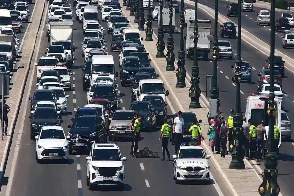 Переходивший в неположеном месте дорогу пешеход погиб под колесами автомобиля-ВИДЕО 