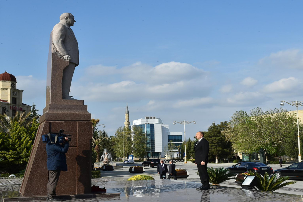 Глава государства возложил цветы к памятнику Гейдара Алиева в Евлахе