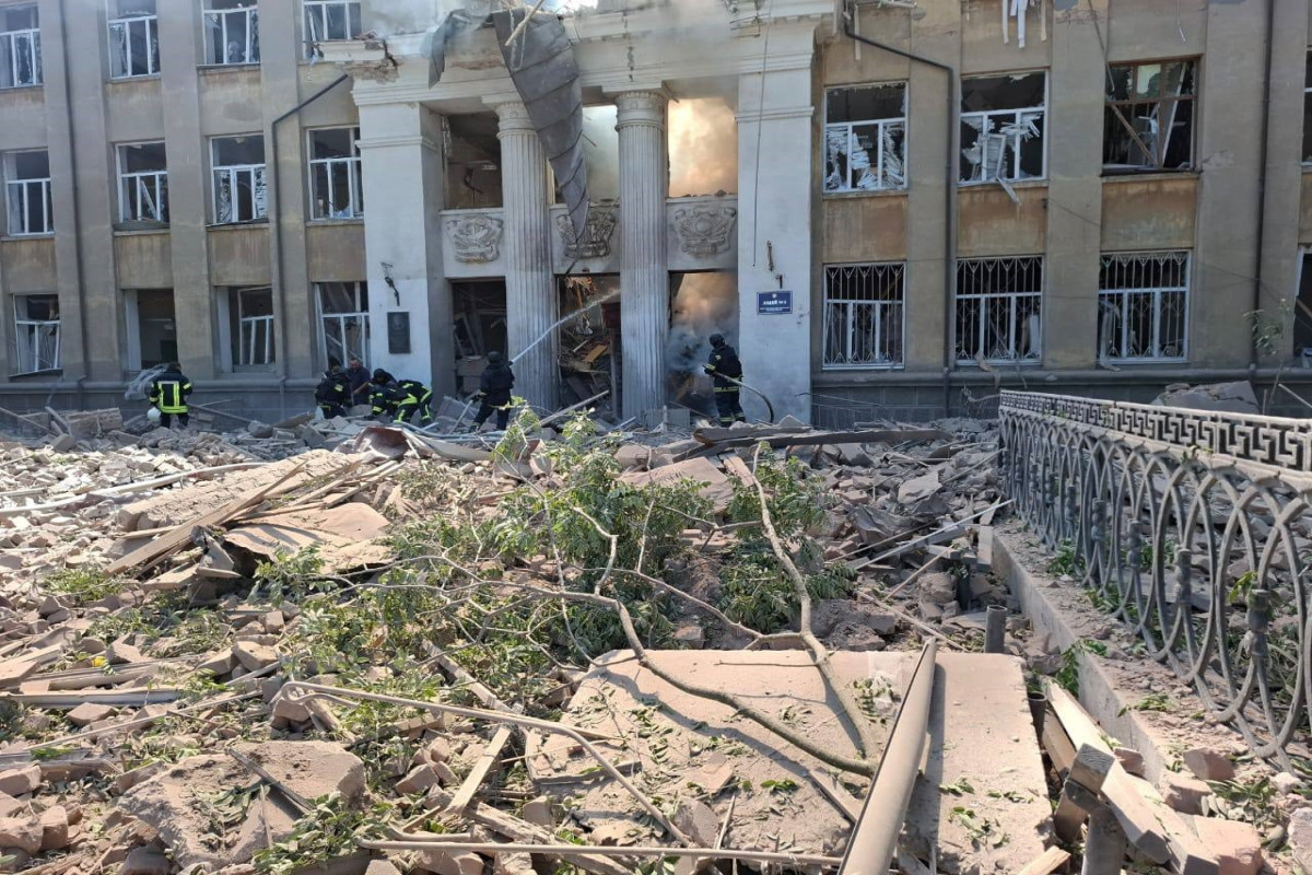 Зеленский назвал обстрел лицея в Одесской области «безумным»