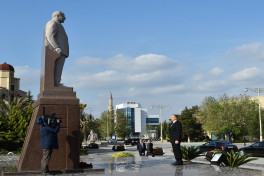 Глава государства возложил цветы к памятнику Гейдара Алиева в Евлахе 