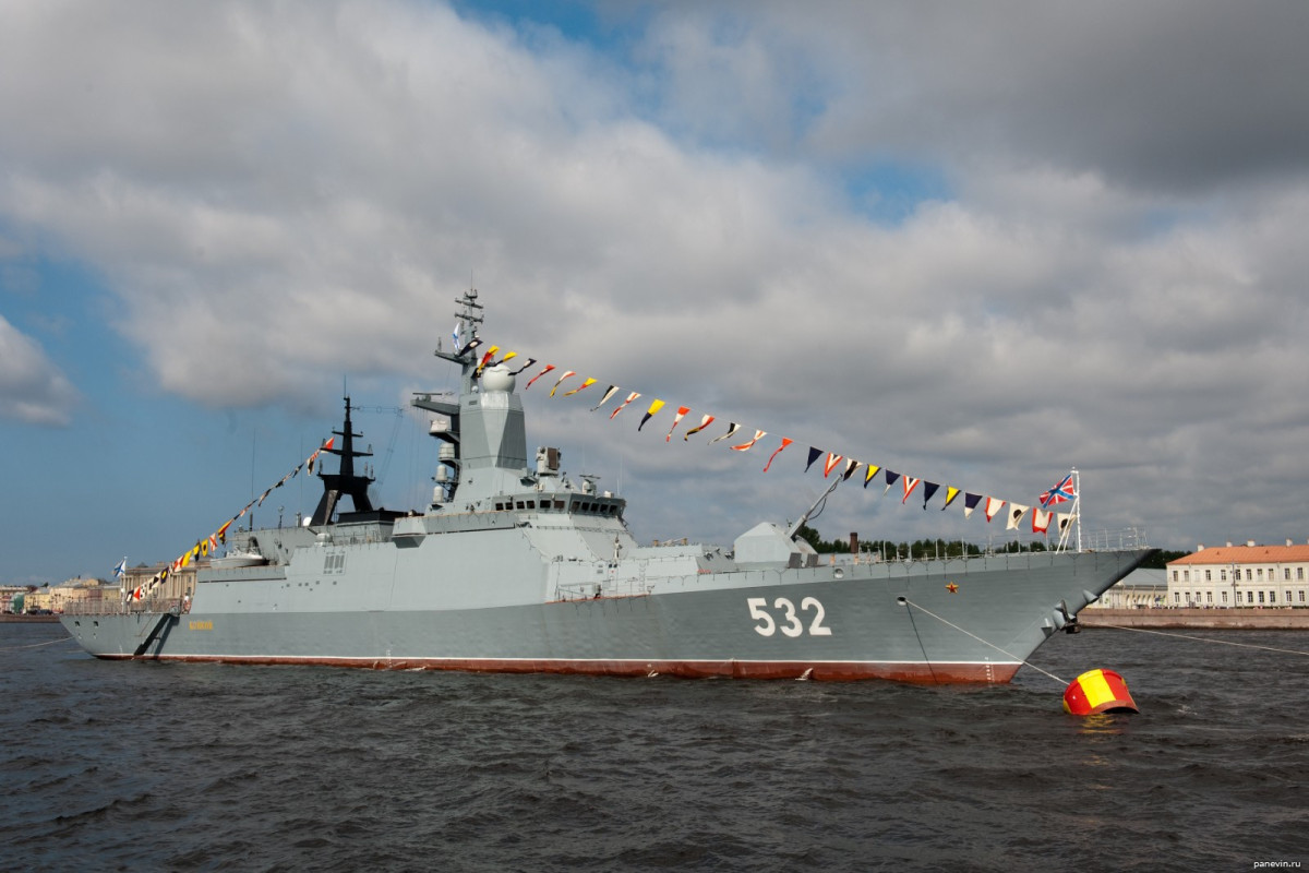 СМИ: Россия использовала военный корабль для защиты санкционного флота