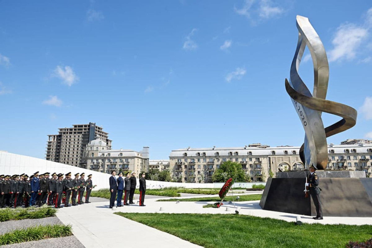 Минобороны Азербайджана возложило венки к мемориалам в Баку-ФОТО 