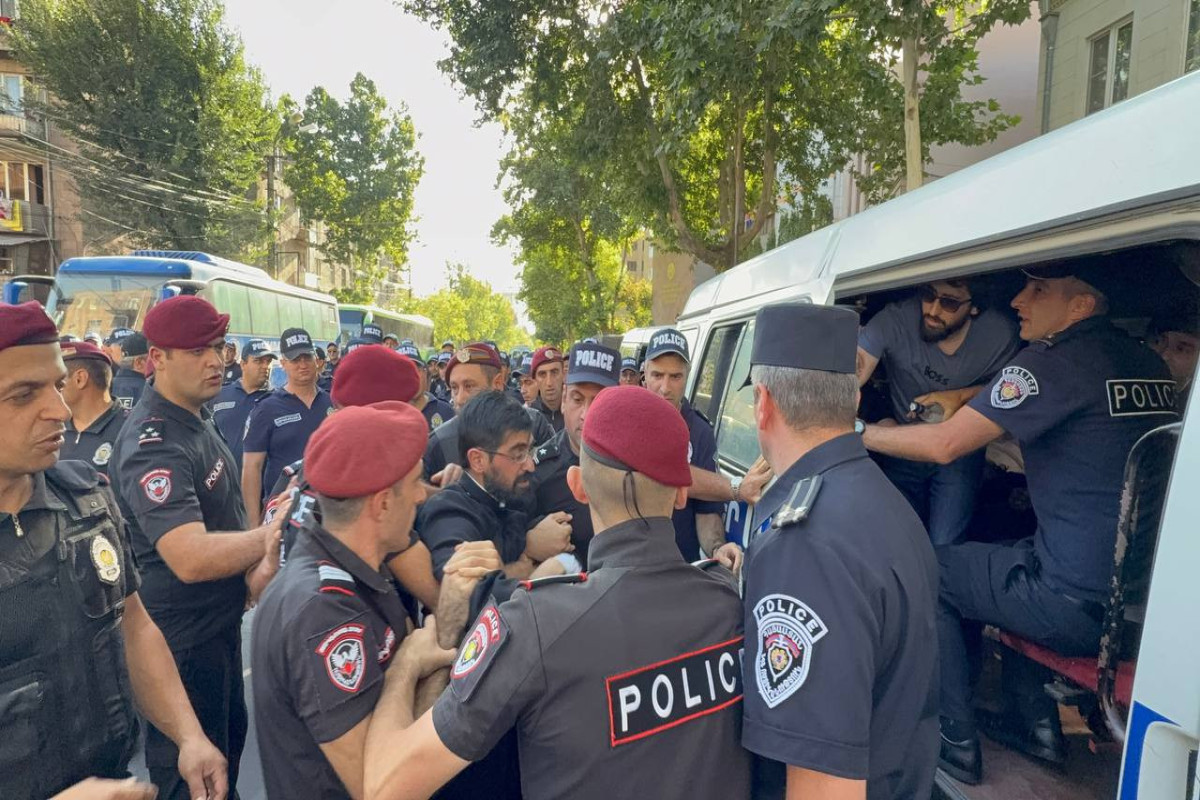 У здания СК Армении задержаны более 20 человек — архиепископ Аджапахян прибыл на допрос -ОБНОВЛЕНО