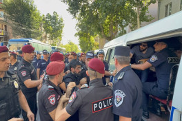 У здания СК Армении задержаны более 20 человек — архиепископ Аджапахян прибыл на допрос -ОБНОВЛЕНО 
