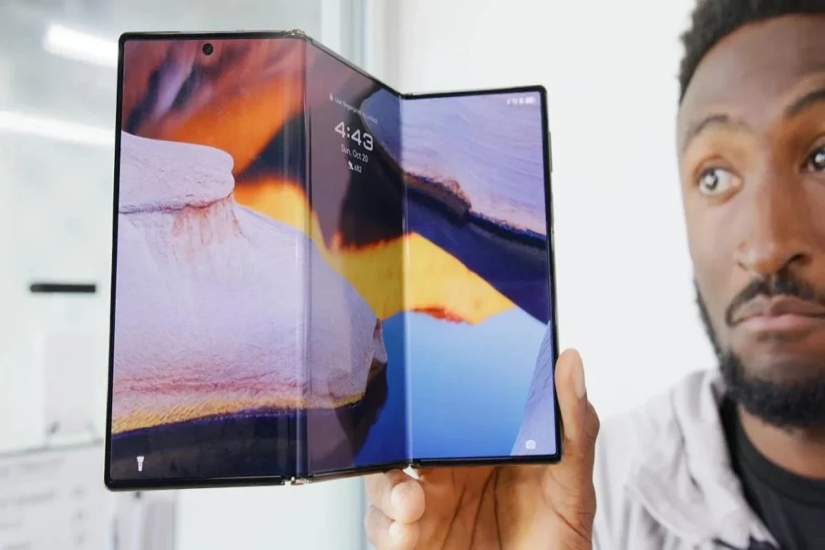 Samsung готовится показать складывающийся втрое смартфон