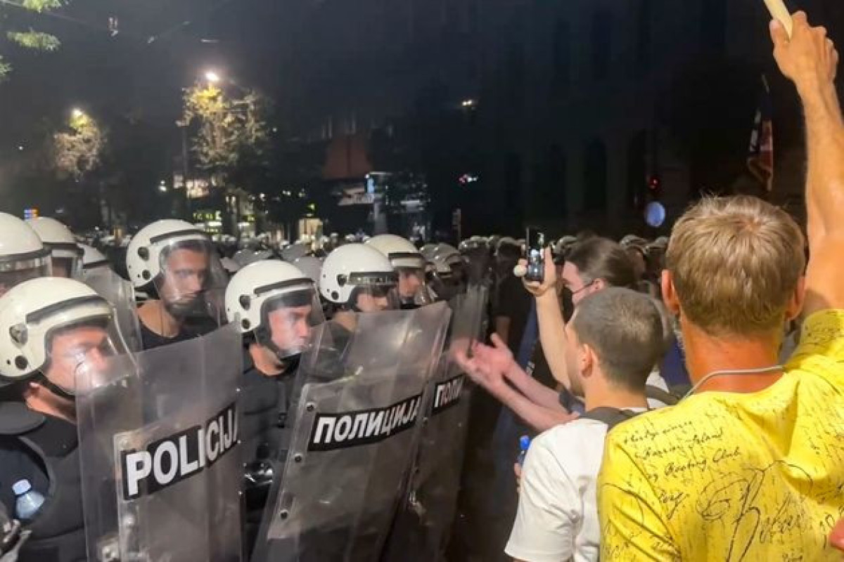 В Белграде произошли столкновения протестующих с полицией