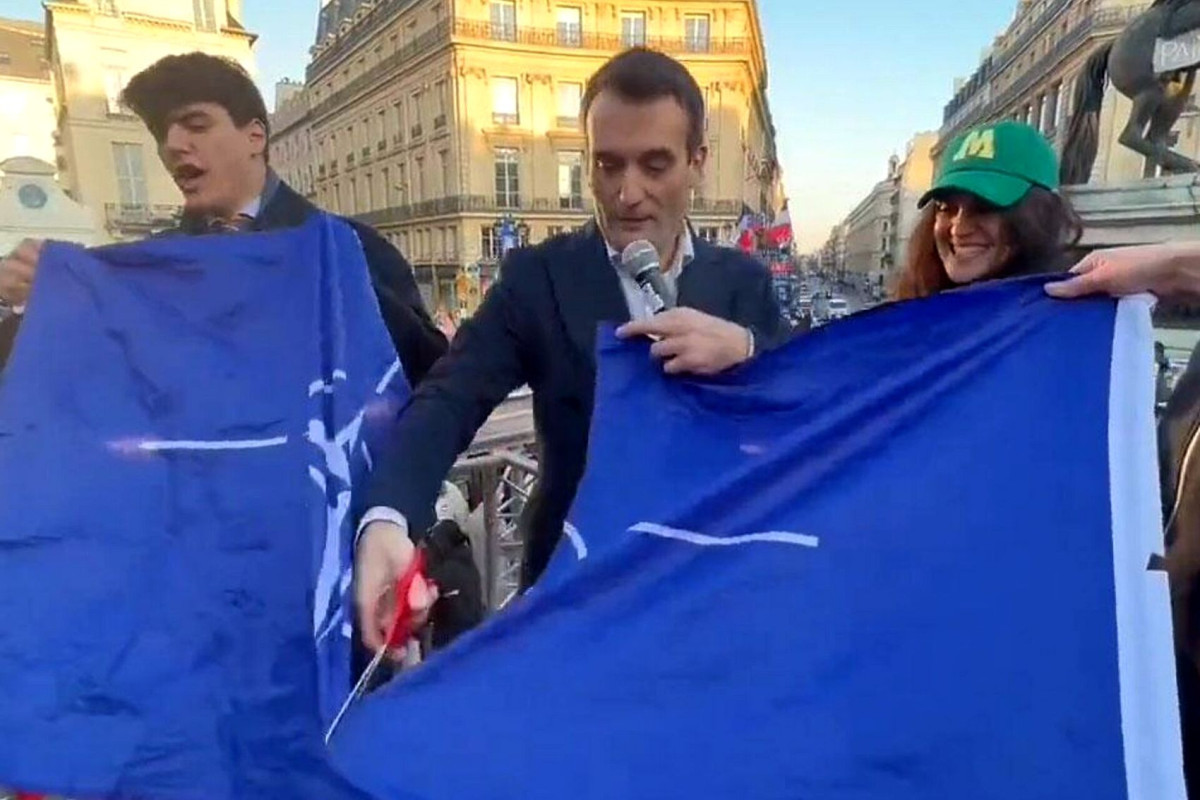 Протестующие в Париже разорвали флаг НАТО-ВИДЕО