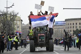 Протестующие в Белграде заполнили центр города, в ход пошла пиротехника