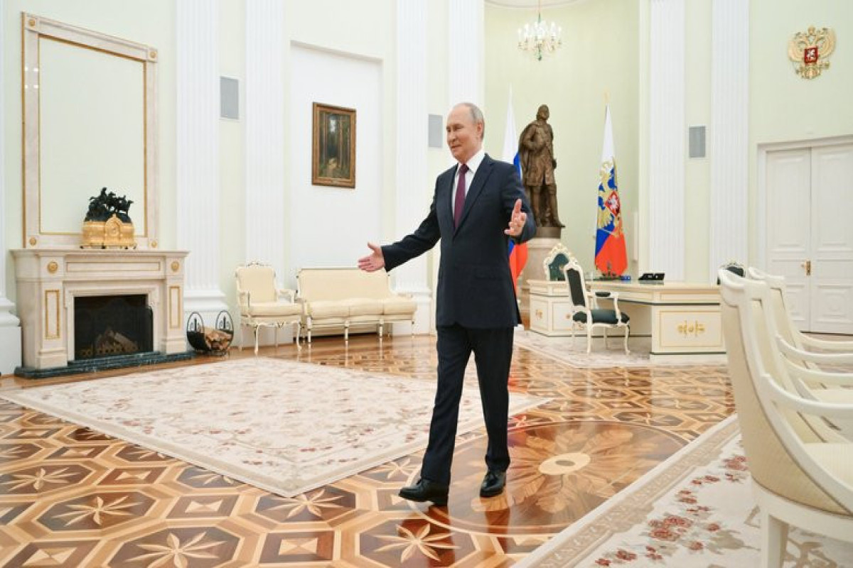 Квартира с роялем и иконой: как выглядит личное пространство Путина