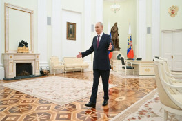 Квартира с роялем и иконой: как выглядит личное пространство Путина