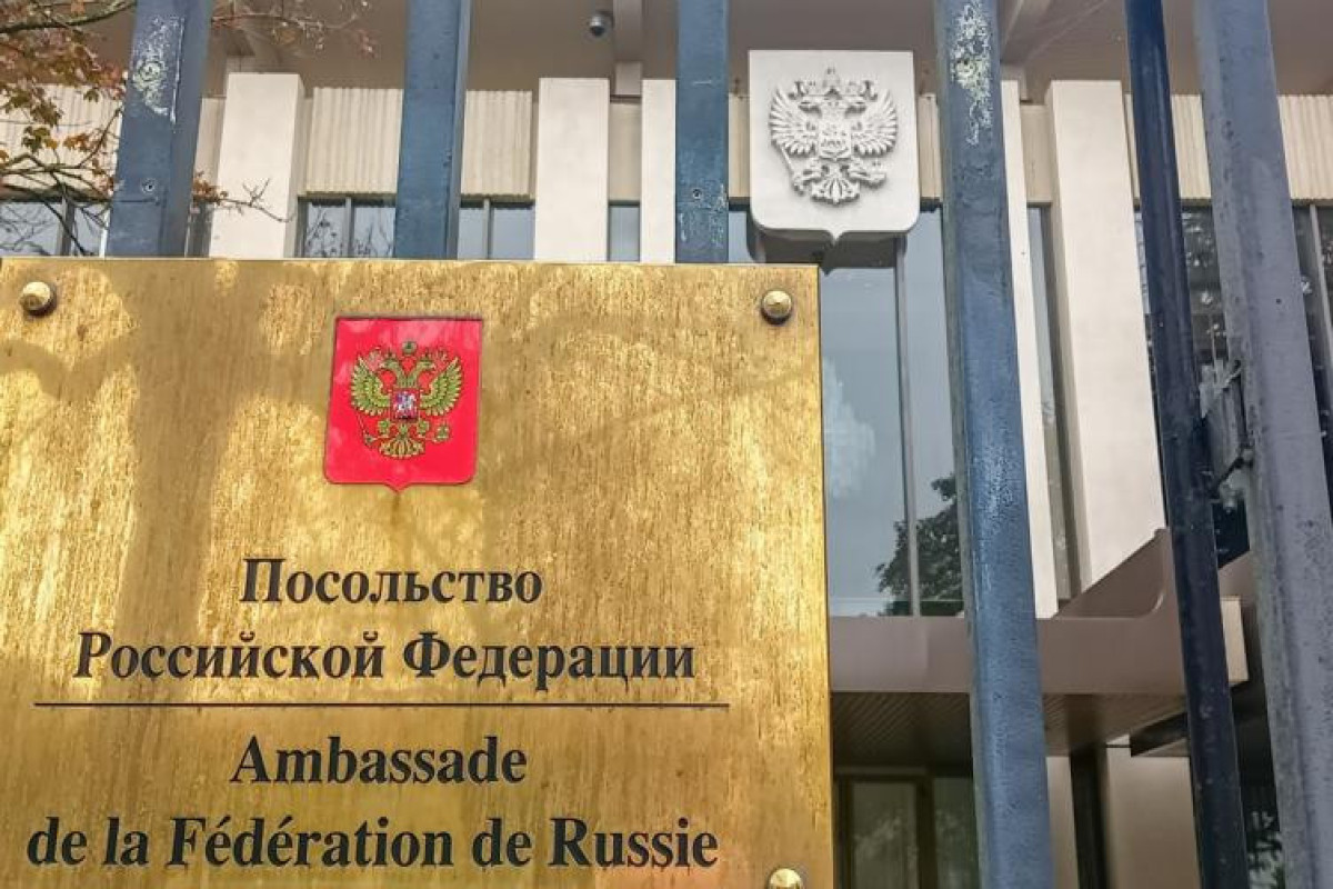 В Швейцарии оштрафовали юриста, плюнувшего на табличку посольства России