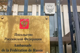 В Швейцарии оштрафовали юриста, плюнувшего на табличку посольства России