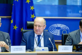 Еврокомиссар: ЕС удвоит помощь Украине, если Трамп не договорится с Путиным  