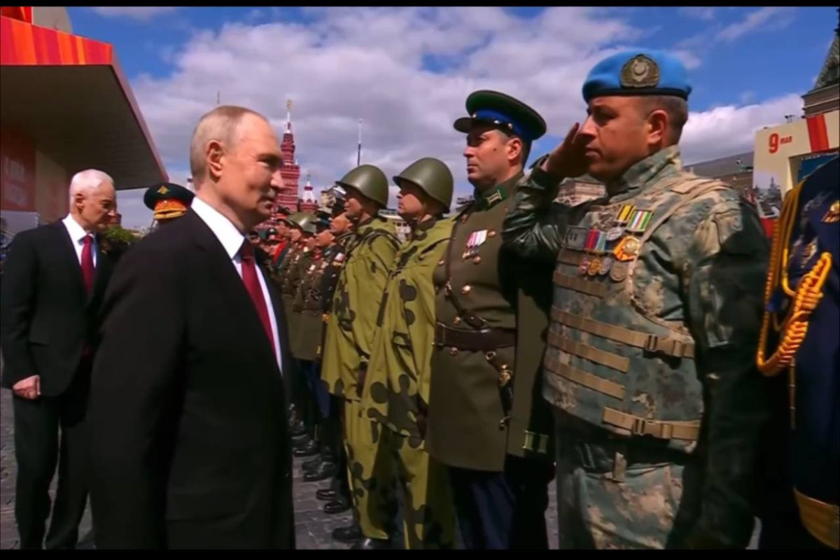 Путин лично поприветствовал командира азербайджанского парадного расчета - ВИДЕО