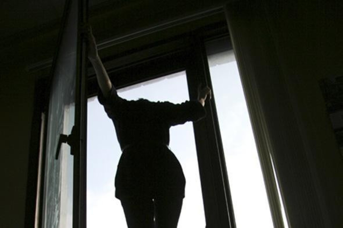В Баку 16-летняя девушка разбилась насмерть, выпав с 12 этажа