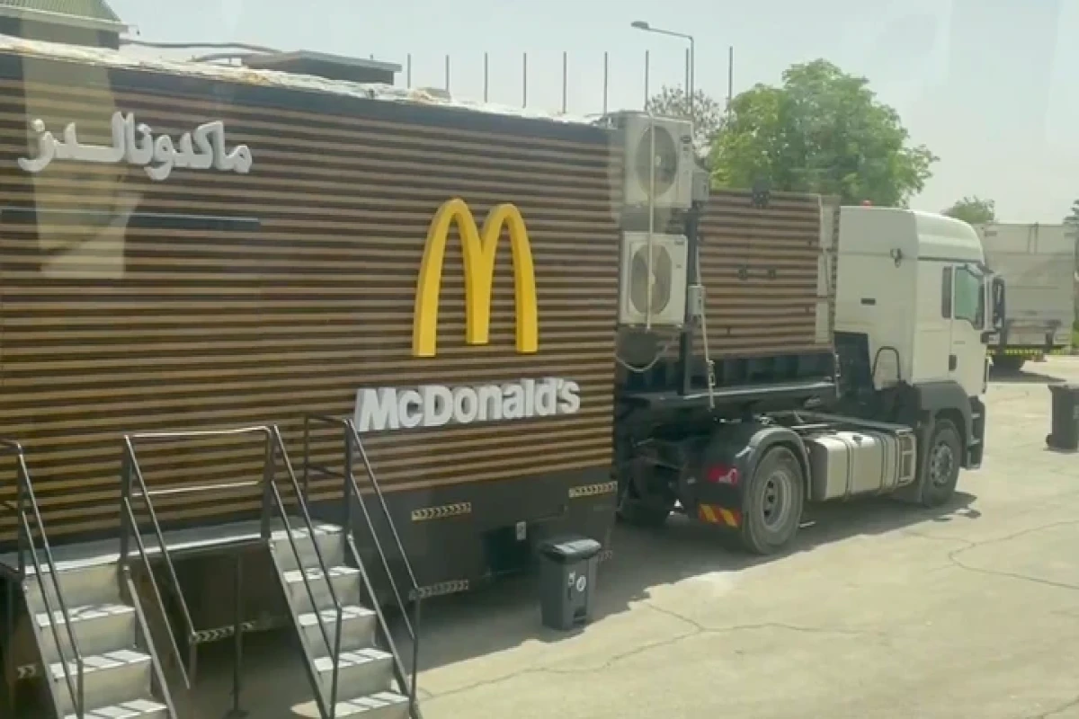 На улицах Эр-Рияда появился грузовик McDonald's специально к визиту Трампа-ВИДЕО