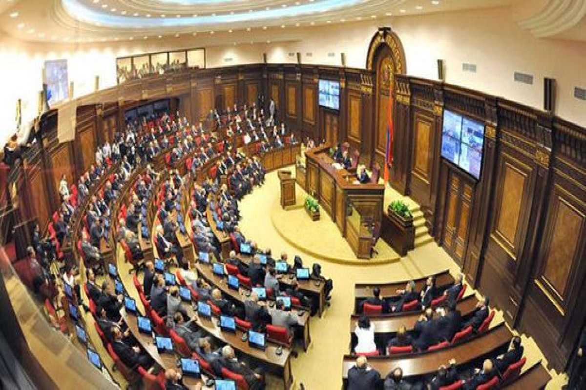 Парламент Армении: Анна сказала "узурпатор", Рубен обругал ее родню - Депутатский баттл