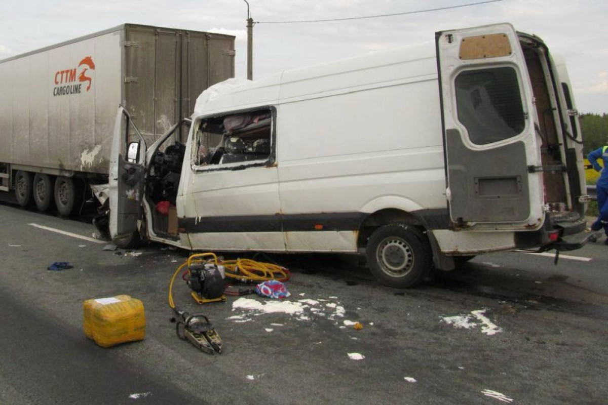 В России столкнулись микроавтобус и грузовик, погибли семь человек