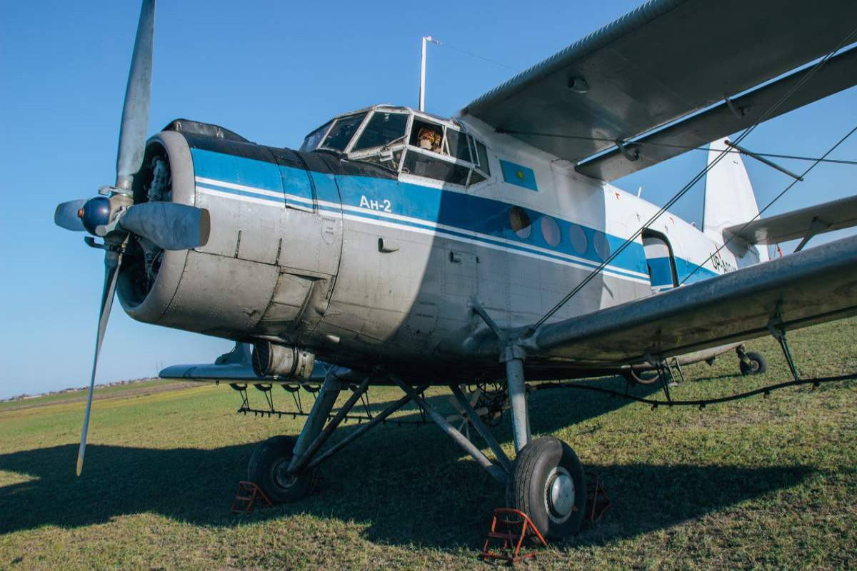 В Казахстане Ан-2 сел в степи — экипаж нашли через 8 часов