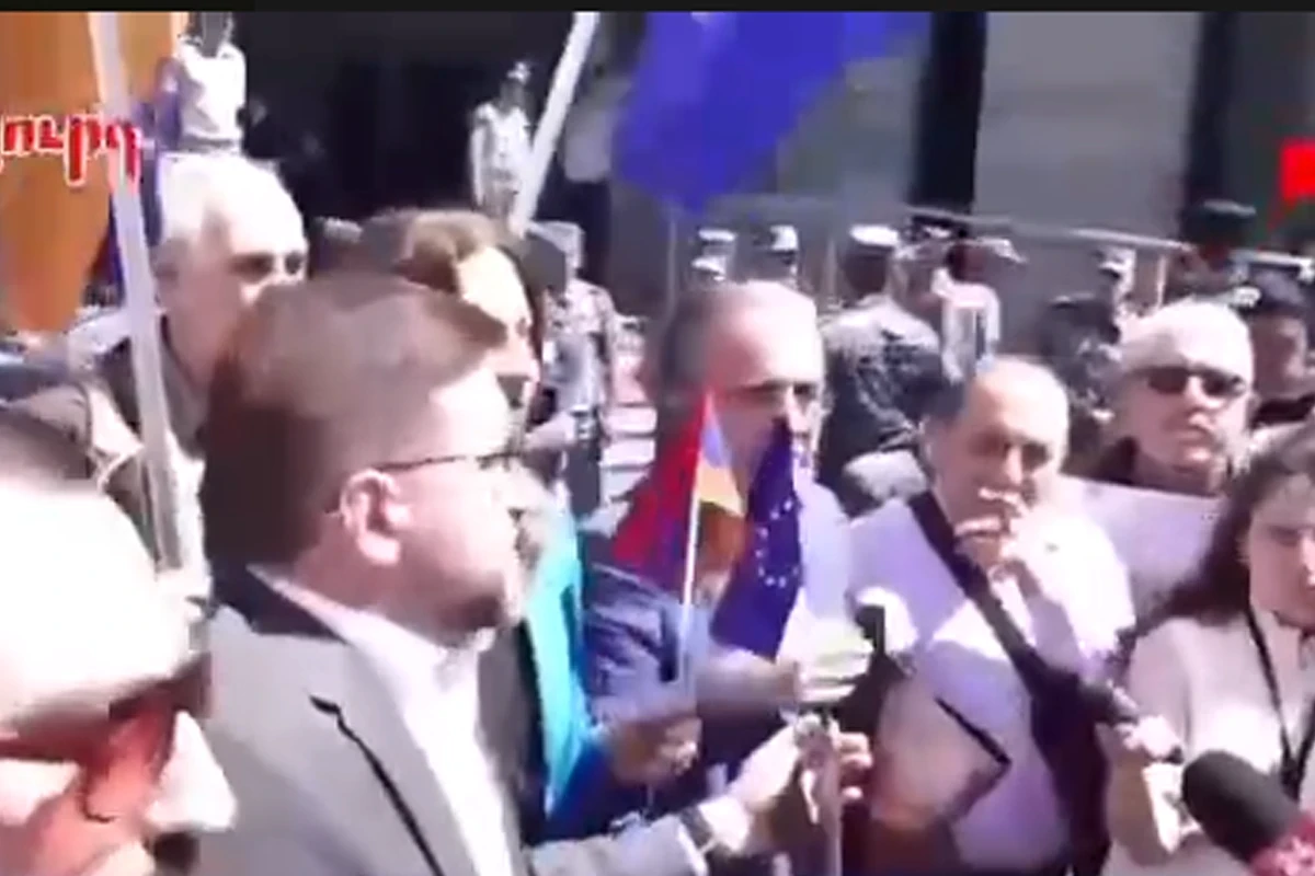 Ереванцы протестуют против приезда Лаврова у здания МИД Армении -ВИДЕО
