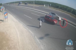 Пешеход спровоцировал ДТП на скоростной трассе-ВИДЕО 