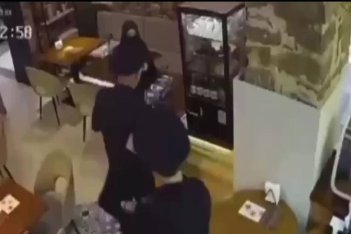В Махачкале девушку в никабе задержали прямо на рабочем месте-ВИДЕО