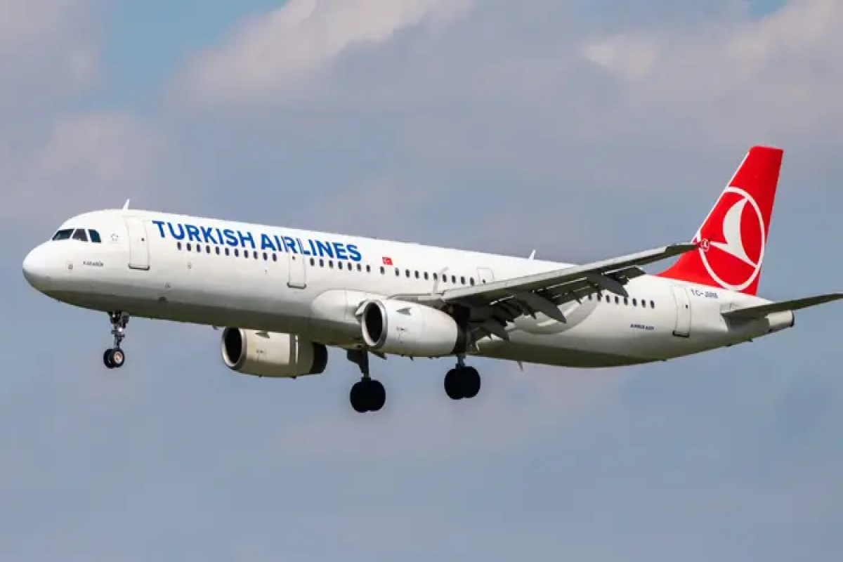 Рейс Turkish Airlines совершил вынужденную посадку в Баку