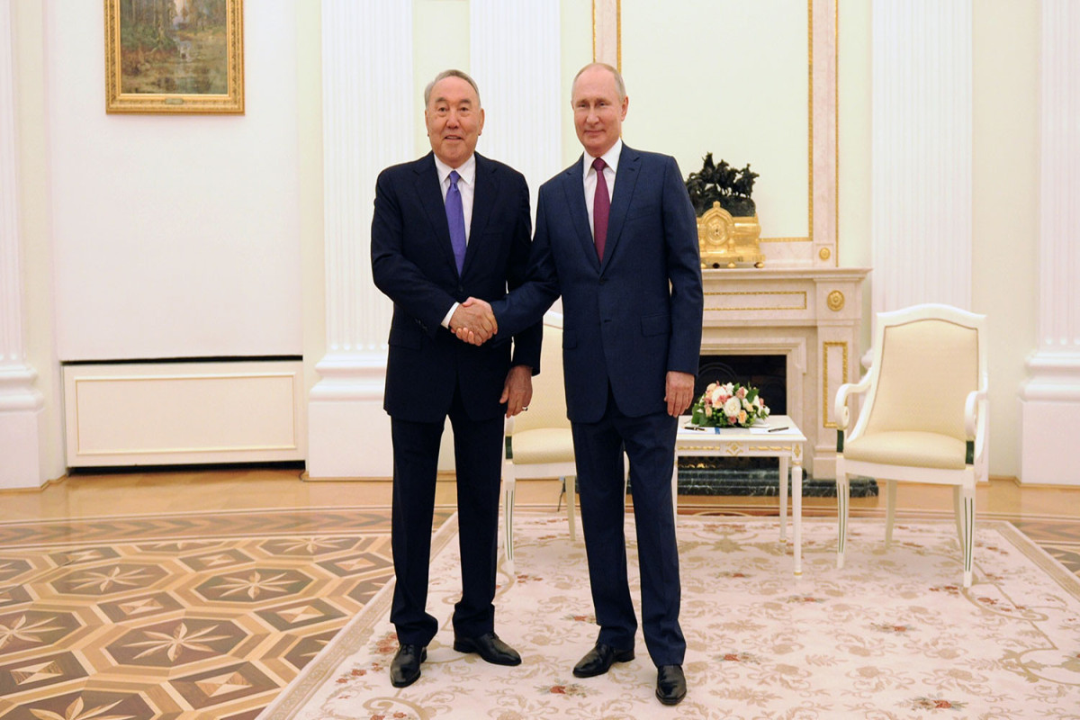 Российский лидер Владимир Путин и первый президент Казахстана Нурсултан Назарбаев