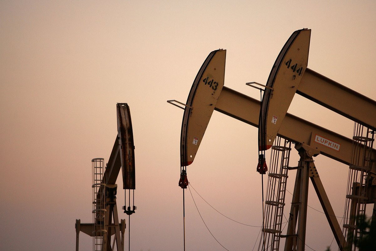 Цена на азербайджанскую нефть снизилась почти на 1%