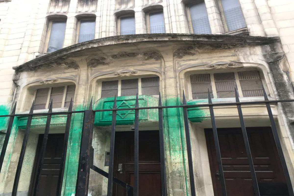 Антисемитская атака в Париже: вандалы облили краской мемориал Холокоста и три синагоги